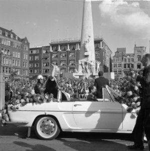 Bloemencorso 1963 Een der praalwagens op het Damrak, Bestanddeelnr 915-5049