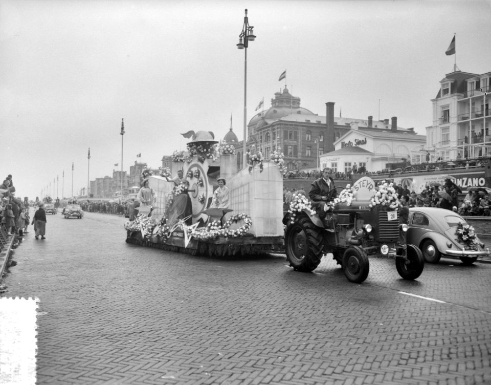Bloemencorso op boulevard Scheveningen Met Haagse bloemenkoningin Amanda, Bestanddeelnr 907-9455