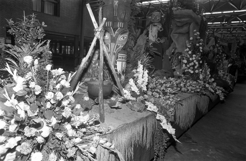 Bloemencorso 1969 voorbereidingen in Aalsmeer wagen Indianenstam, Bestanddeelnr 922-7616