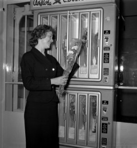 Bloemenautomaat op Schiphol (Plaat met open automaat), Bestanddeelnr 908-2334