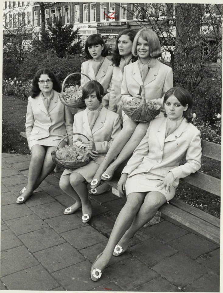 Bloemenmeisjes uit de Gen. Cronjéstraat ( niet de z.g. Haarlemse) op een bank in het Julianapark, NL-HlmNHA 54011840