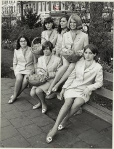 Bloemenmeisjes uit de Gen. Cronjéstraat ( niet de z.g. Haarlemse) op een bank in het Julianapark, NL-HlmNHA 54011840