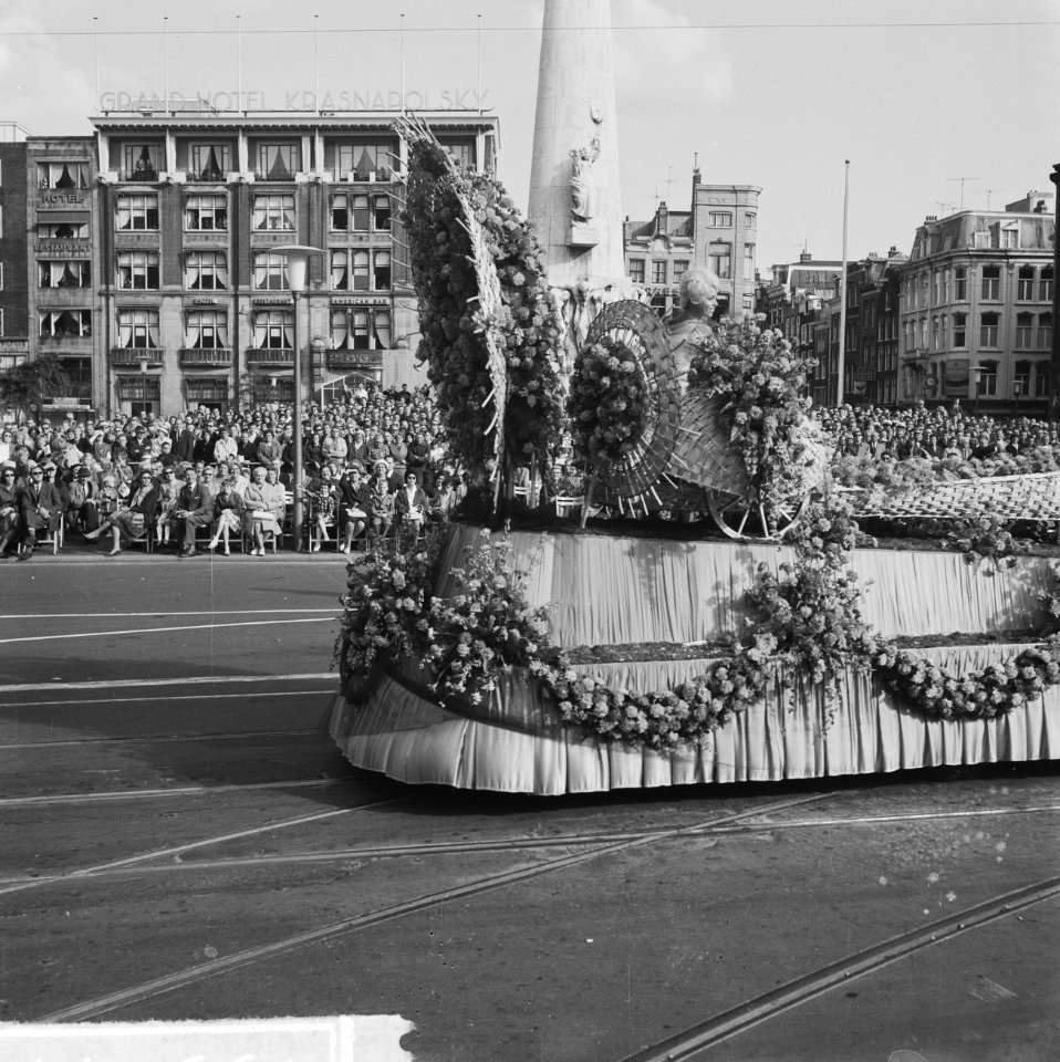 Bloemencorso 1963 Een der praalwagens op het Damrak, Bestanddeelnr 915-5044