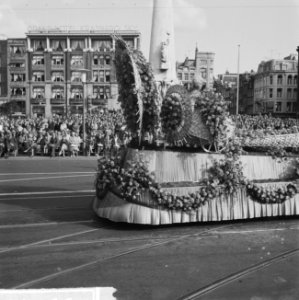 Bloemencorso 1963 Een der praalwagens op het Damrak, Bestanddeelnr 915-5044