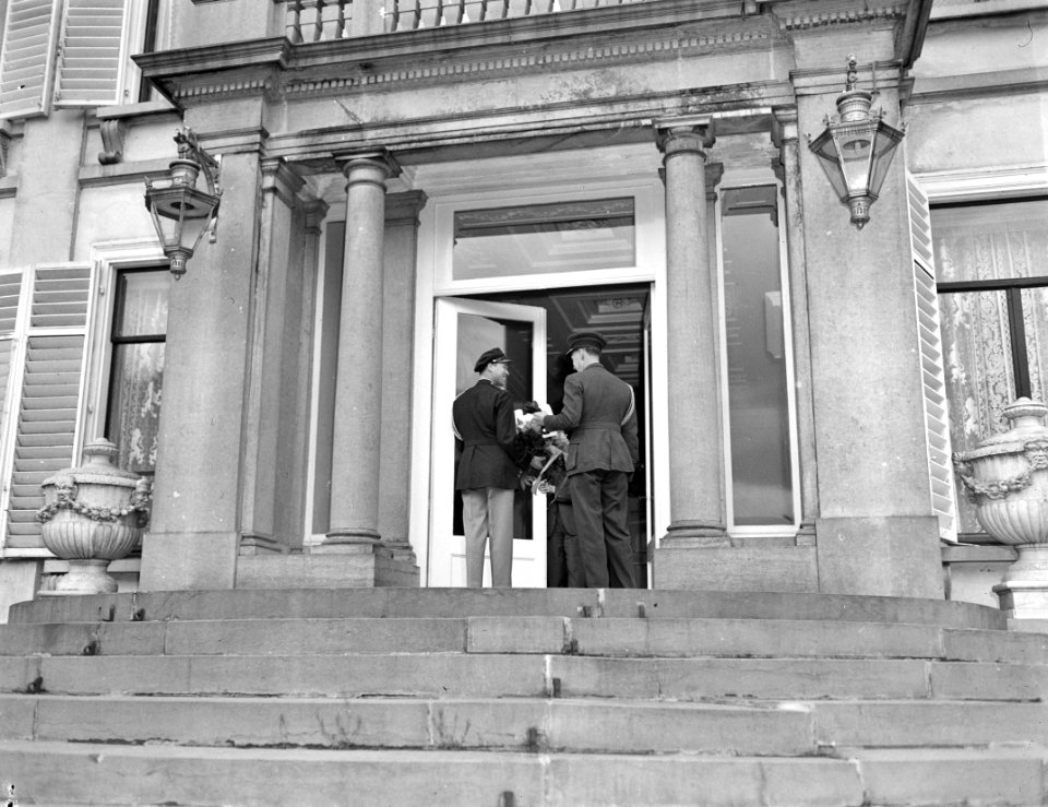 Bloemenhulde voor de koningin. Een Lancastervliegtuig van de RAF wierp een bloem, Bestanddeelnr 901-6957