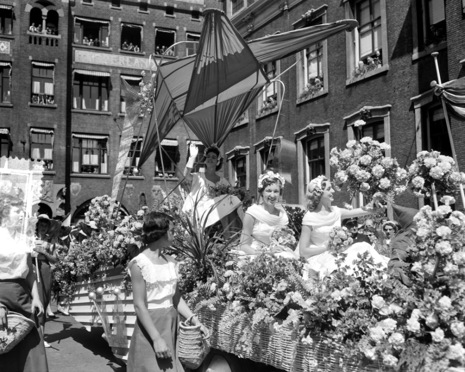 Bloemenkoningin Den Haag tocht door stad, Bestanddeelnr 907-9338