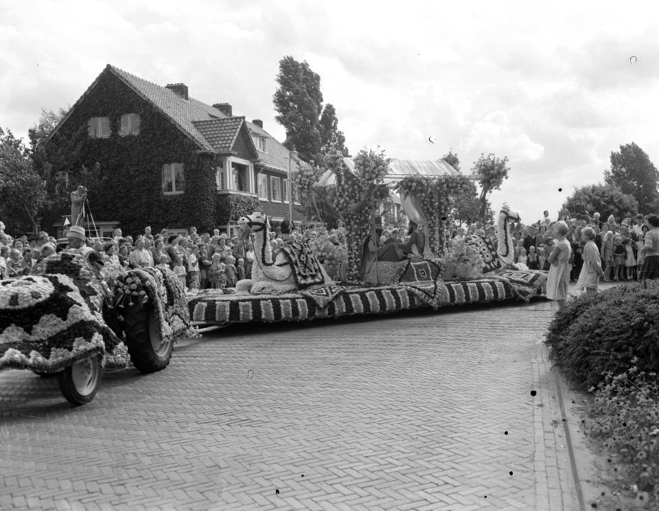 Bloemencorso door Amsterdam van Aalsmeerse kwekers, Bestanddeelnr 907-3060