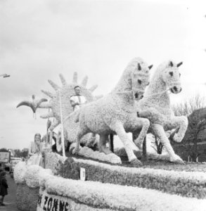 Bloemencorso Lisse versierde wagens, Bestanddeelnr 934-5468 photo