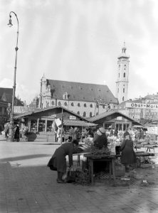 Bloemenmarkt met op de achtergrond de Heilig Geist Kirche, Bestanddeelnr 191-0003
