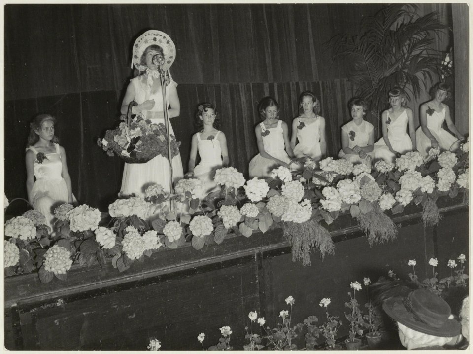 Bloemenmeisjes in de Concertzaal. NL-HlmNHA 54011178