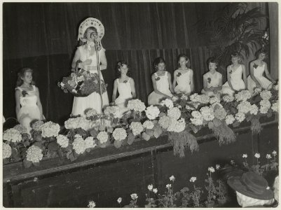 Bloemenmeisjes in de Concertzaal. NL-HlmNHA 54011178