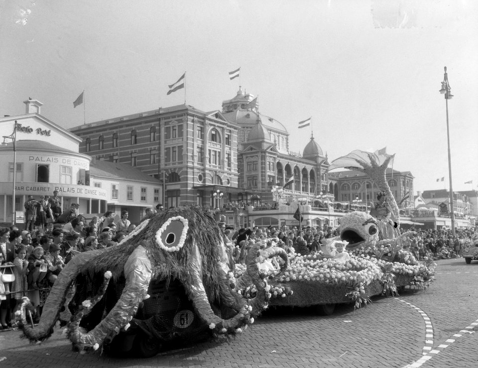 Bloemencorso Scheveningen, plaatjes op Boulevard, Bestanddeelnr 906-6644