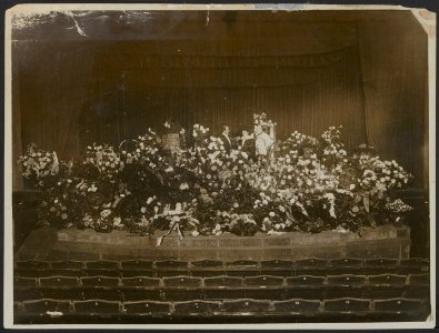 Bloemenhulde 25 jarig jubileum Max van Gelder (Centraal Theater) December 1917., Bestanddeelnr 158-2146