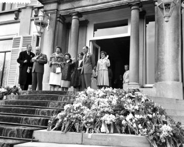 Bloemendefile voor koningin Juliana op Paleis Soestdijk , vlnr Hare Majestei, Bestanddeelnr 911-2025