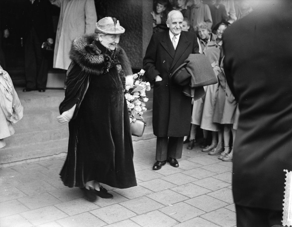 Bloemenfeest in Stadion, aankomst Prinses Wilhelmina, Bestanddeelnr 905-9493