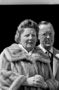 Bloemendefile voor koningin Juliana op Paleis Soestdijk , koppen van Prinses Bea, Bestanddeelnr 911-2042