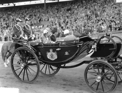 Bloemenfeest in Stadion, aankomst koningin Juliana, Bestanddeelnr 905-9487