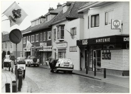 Bloemendaalsestraatweg in Santpoort Zuid, waar nogal wat winkels verdwijnen. 1997. NL-HlmNHA 54050174