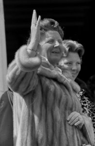 Bloemendefile voor koningin Juliana op Paleis Soestdijk , Hare Majesteit groet, , Bestanddeelnr 911-2032