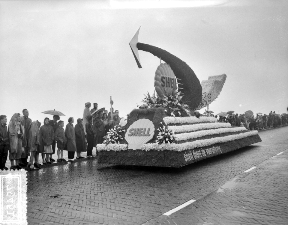 Bloemencorso op boulevard Scheveningen Met Haagse bloemenkoningin Amanda, Bestanddeelnr 907-9451