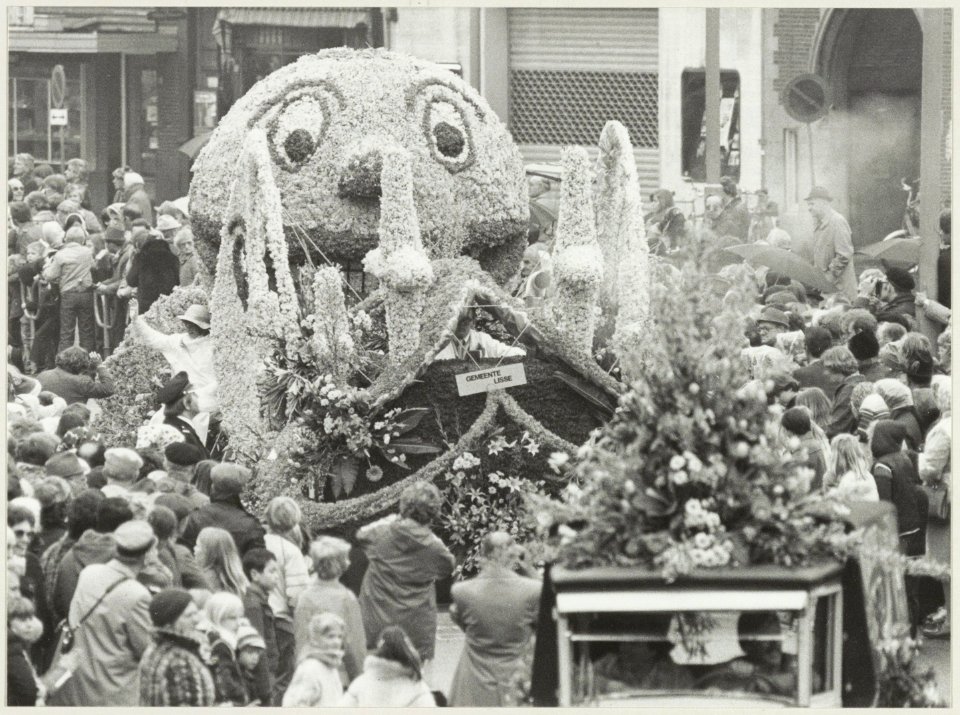 Bloemencorso op het Houtplein. 54012598