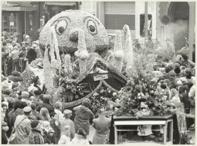 Bloemencorso op het Houtplein. 54012598