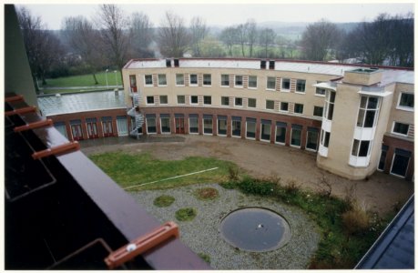 Blik op de nieuwbouw van Velserhooft vanaf de vierde verdiepuingvan de bestaande flat. aan de Valckenhoeflaan. NL-HlmNHA 54050095