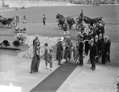 Bloemenfeest in het Stadion, aankomst koningin Juliana, Bestanddeelnr 905-9491