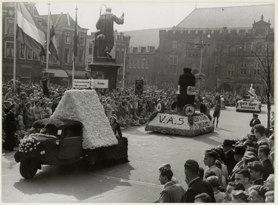 Bloemencorso op de Grote Markt, ziende naar het westen. NL-HlmNHA 54010465