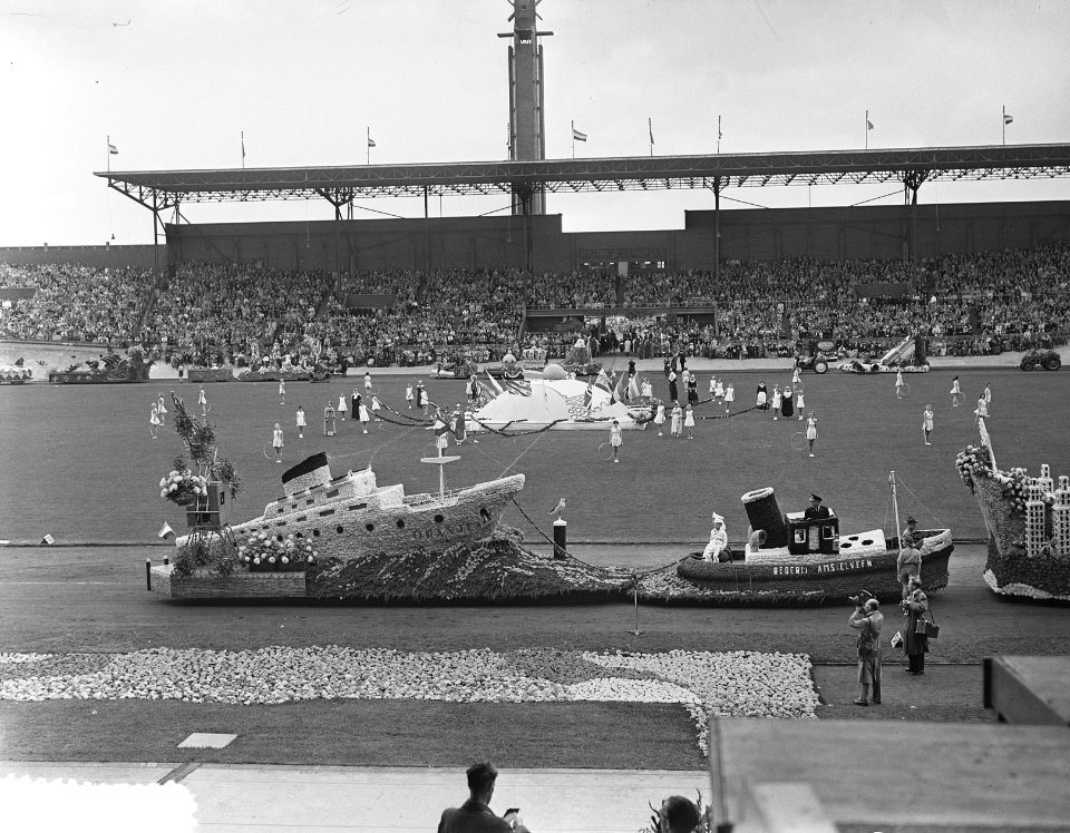 Bloemenfeest in Stadion, schip van bloemen, Bestanddeelnr 905-9494