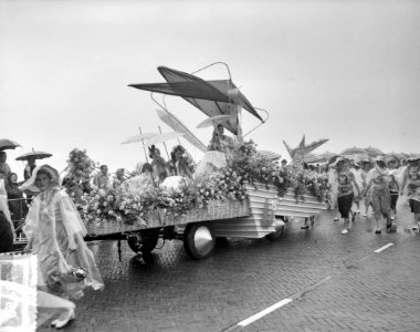Bloemencorso op boulevard Scheveningen Met Haagse bloemenkoningin Amanda, Bestanddeelnr 907-9450