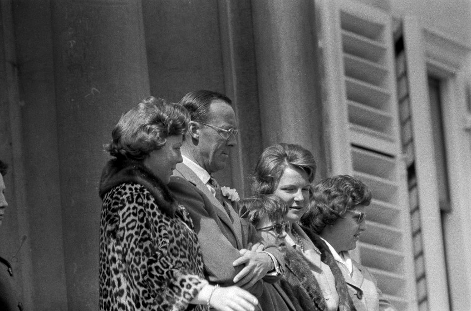 Bloemendefile voor koningin Juliana op Paleis Soestdijk , v.l.n.r. Prinses Beatr, Bestanddeelnr 911-2033