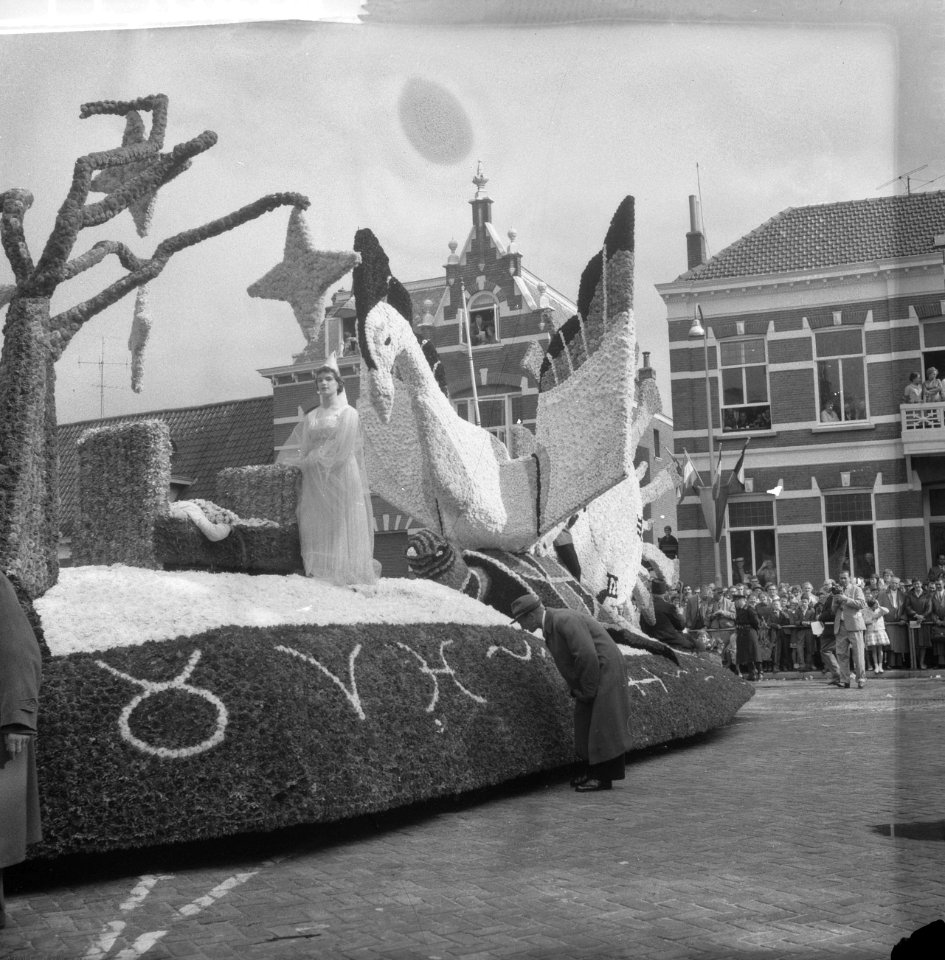 Bloemencorso te Zundert, praalwagen getiteld De vliedende tijd, Bestanddeelnr 911-5640