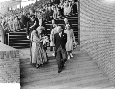 Bloemenfeest in Stadion, aankomst koningin Juliana, Bestanddeelnr 905-9488