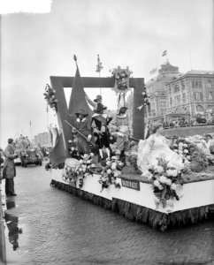 Bloemencorso op boulevard Scheveningen Met Haagse bloemenkoningin Amanda, Bestanddeelnr 907-9456