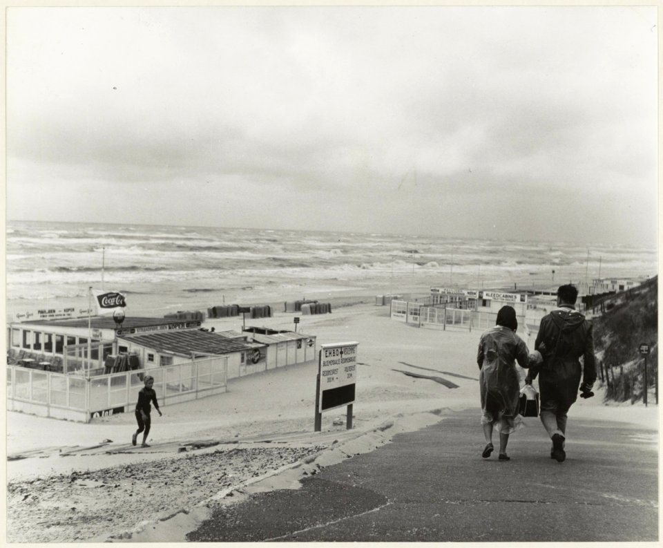 Bloemendaalse strand, aan de kop van de Zeeweg, ziende naar het noorden. NL-HlmNHA 54010315