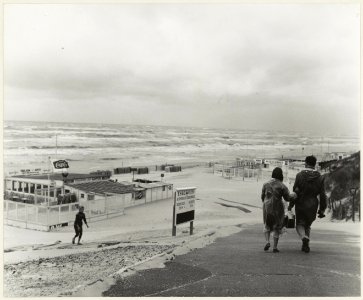 Bloemendaalse strand, aan de kop van de Zeeweg, ziende naar het noorden. NL-HlmNHA 54010315