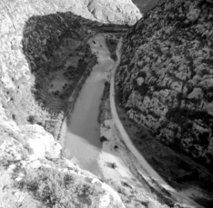 Blik in de kloof van de rivier Nahr el Kelb, Bestanddeelnr 255-6423