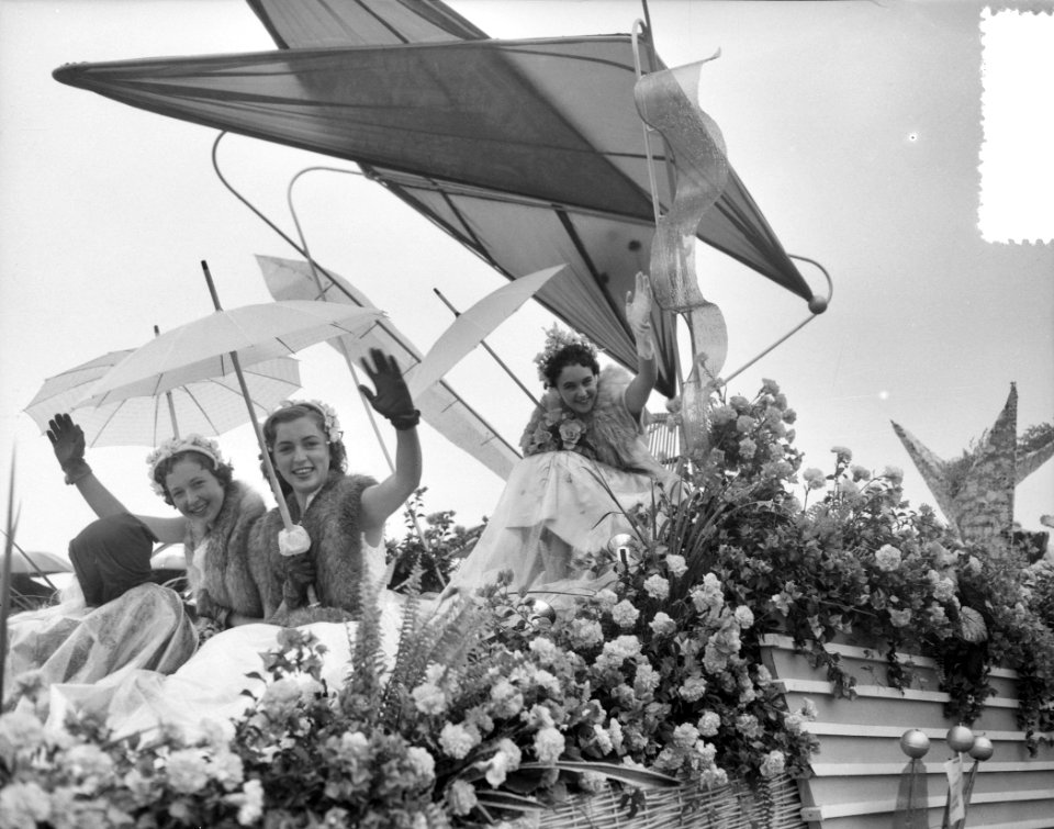 Bloemencorso op boulevard Scheveningen Met Haagse bloemenkoningin Amanda, Bestanddeelnr 907-9449