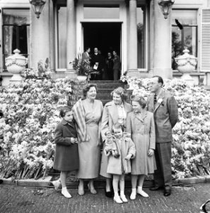 Bloemendefile op Soestdijk. Koninklijk gezin op het bordes, Bestanddeelnr 934-7113