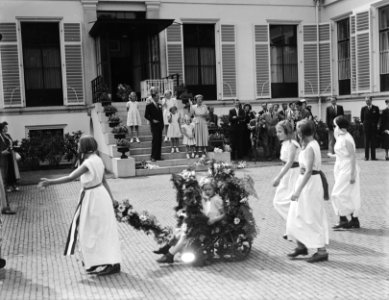 Bloemencorso ter ere van 9e verjaardag van prinses Irene, Bestanddeelnr 902-8935