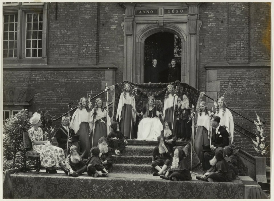 Bloemenkoningin en haar gevolg voor het Stadhuis. Links burgemeester Cremers en rechts wethouder D.Geluk., NL-HlmNHA 54010539