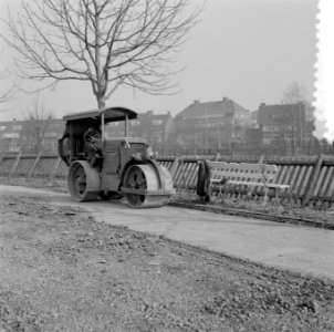 Blijdorp Rotterdam. Onderhoud paden met wals, Bestanddeelnr 908-5659