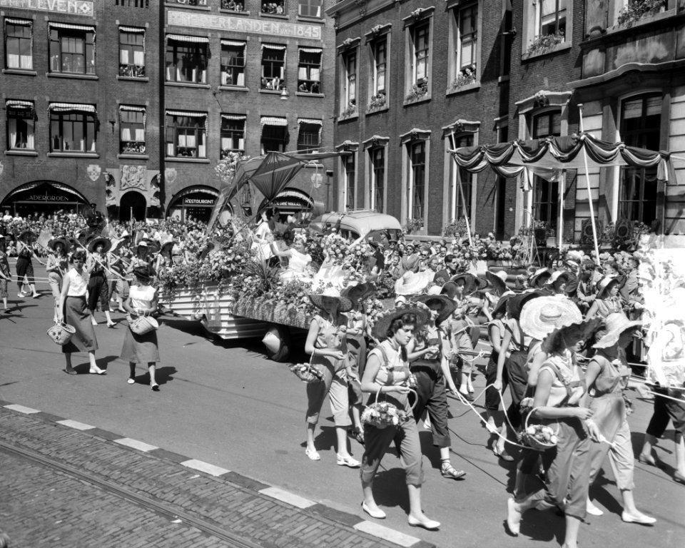 Bloemenkoningin Den Haag tocht door stad, Bestanddeelnr 907-9334