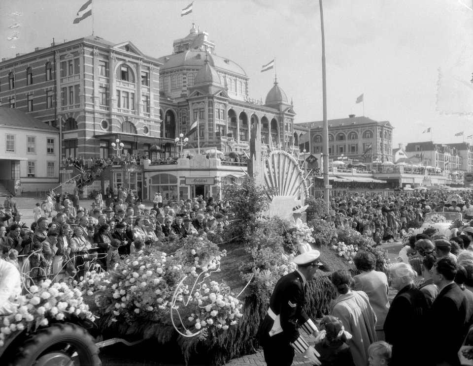 Bloemencorso Scheveningen, plaatjes op Boulevard, Bestanddeelnr 906-6640