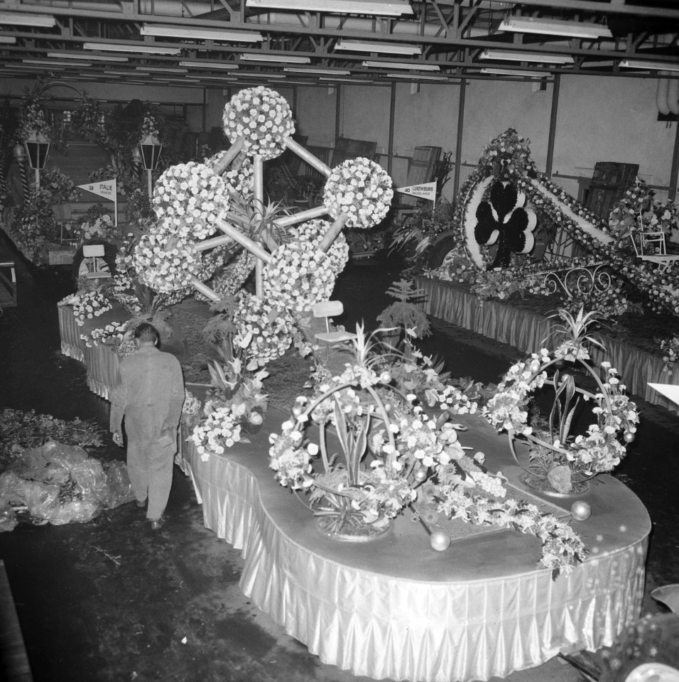 Bloemencorso, een van de pronkstukken het Euratom , uitgevoerd in bloemen, Bestanddeelnr 918-1388