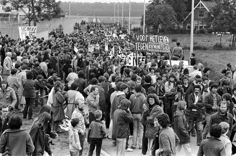 Blokkade UCN-fabriek in Almelo afgesloten met een grote demonstratie; rookbom voor het hek, demonstranten aangekomen bij de UCN, Bestanddeelnr 931-5539