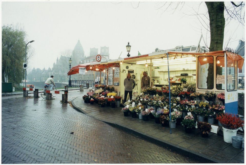 Bloemenkiosk bij Leidsebrug. Op de achtergrond de nieuwe Sint Bavo. NL-HlmNHA 54036280