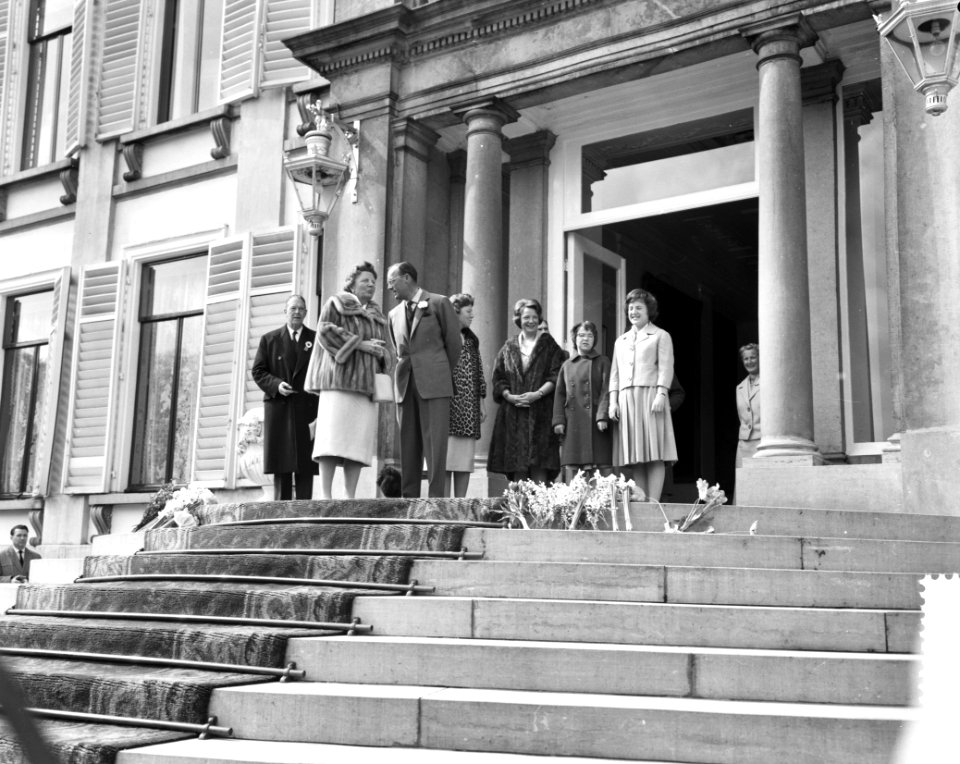 Bloemendefile voor koningin Juliana op Paleis Soestdijk , Hare Majesteit , Prins, Bestanddeelnr 911-2029