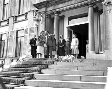 Bloemendefile voor koningin Juliana op Paleis Soestdijk , Hare Majesteit , Prins, Bestanddeelnr 911-2029